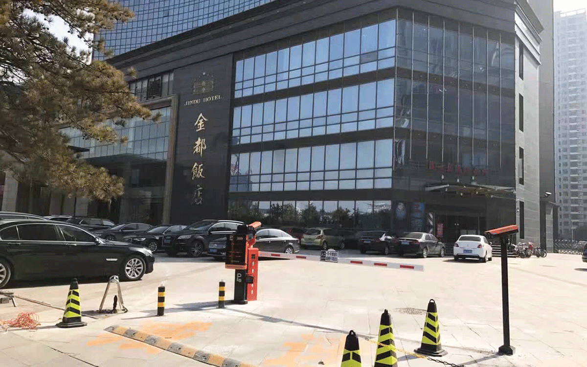 中央時(shí)代廣場采用真地智能車牌識別系統(tǒng)