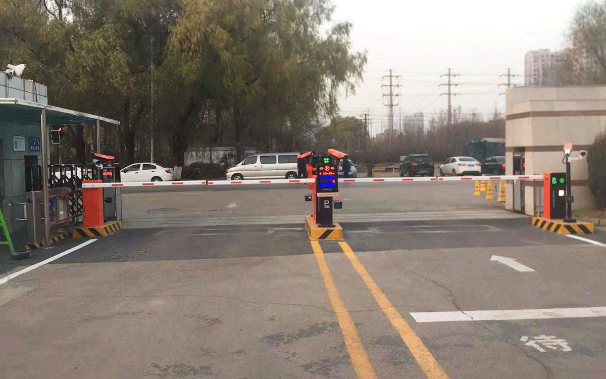這一款車牌識別,99%的停車場都用得到